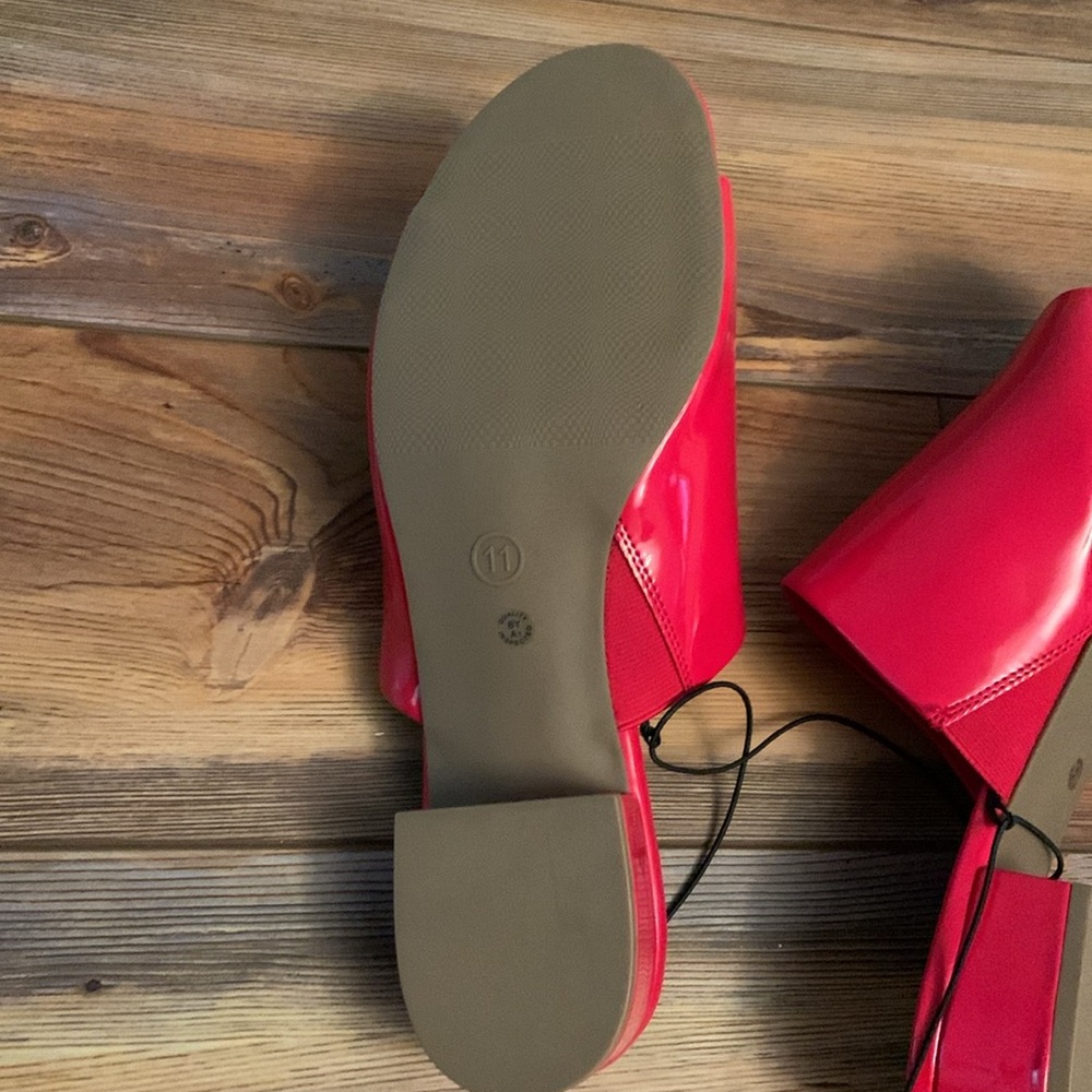 NEW East 5th Glossy Red Slip On Sandals - Picture 12 of 12